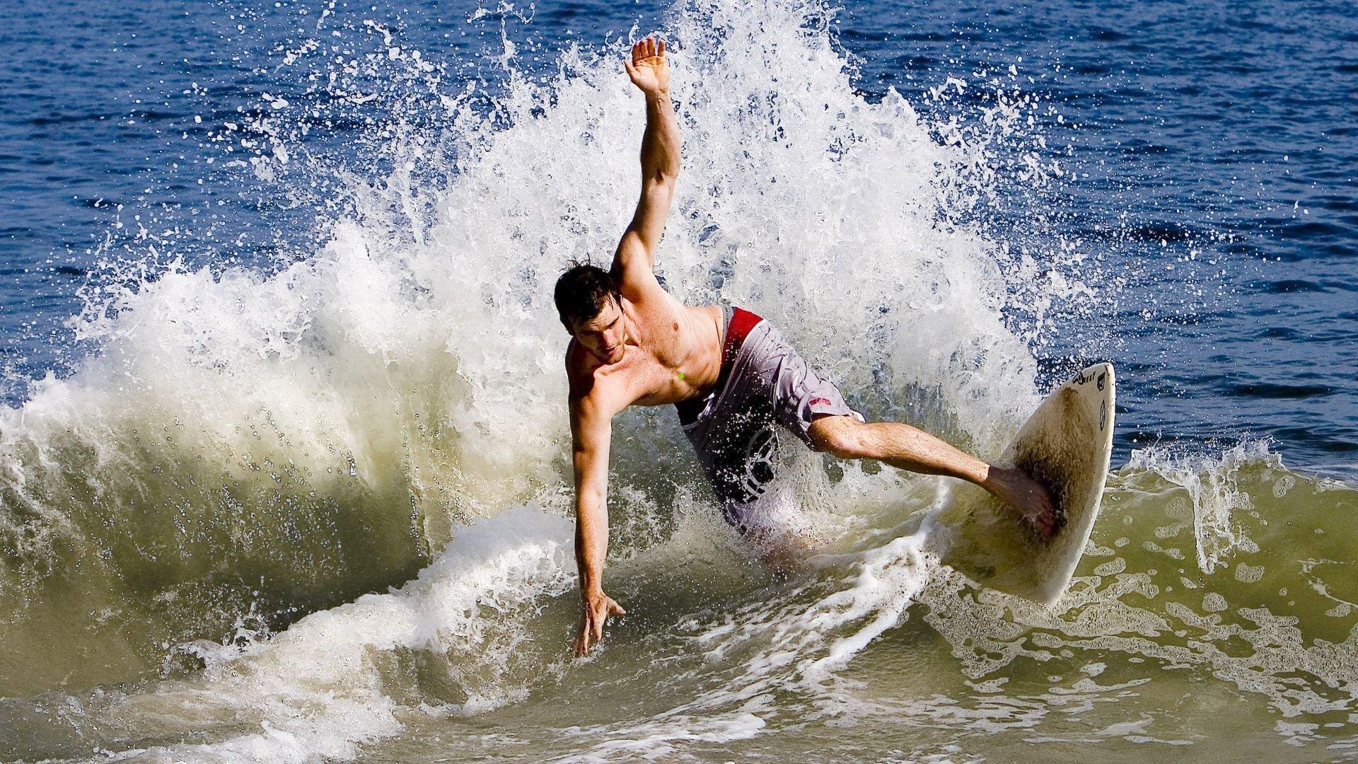 华体会app-真的猛士！杜黝黝南极跳水挑战极限，体育主播的冰海壮举